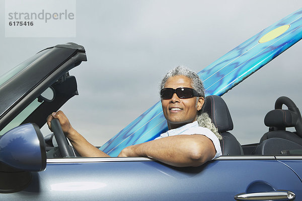 Senior  Senioren  Mann  Cabrio  fahren  Surfboard