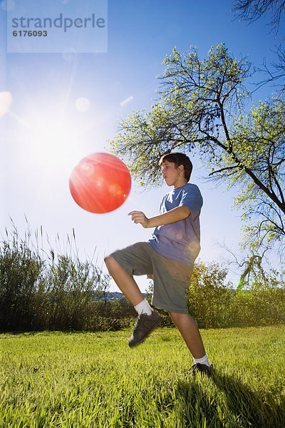 Helligkeit  Junge - Person  treten  Sonnenlicht  Ball Spielzeug