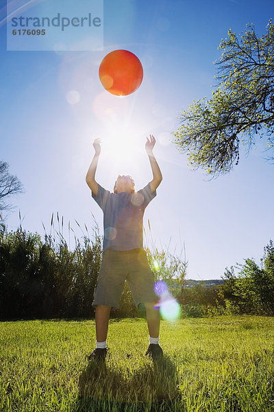 Helligkeit  werfen  Junge - Person  Sonnenlicht  Ball Spielzeug