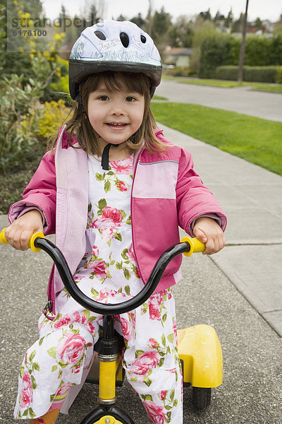 fahren  jung  Mädchen  Helm  Dreirad