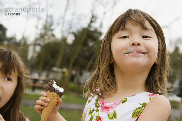 kegelförmig  Kegel  Eis  jung  essen  essend  isst  Mädchen  Sahne