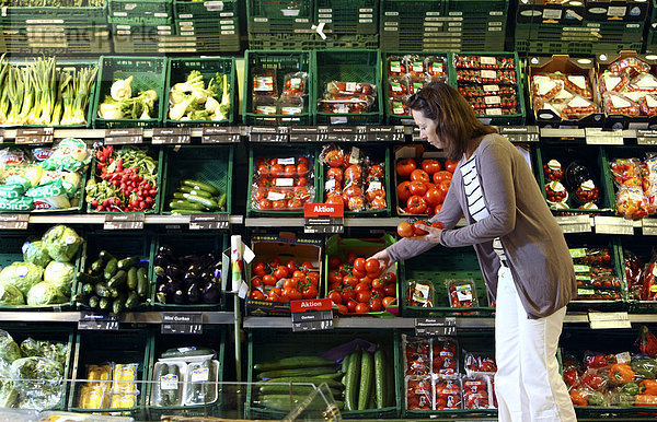 Frau kauft in der Gemüseabteilung ein  Selbstbedienung  Deutschland  Europa