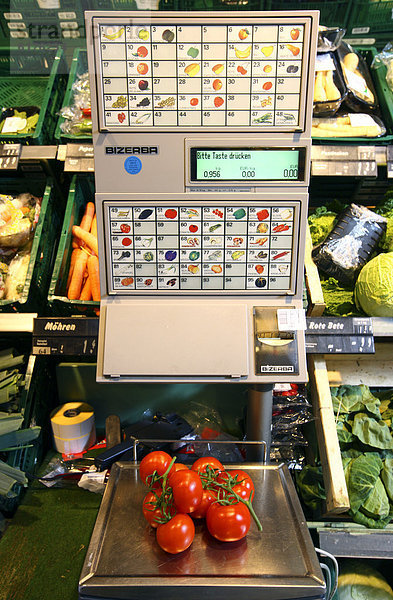 Waage zur Preisermittlung  Obst- und Gemüseabteilung  Selbstbedienung  Lebensmittelabteilung  Supermarkt  Deutschland  Europa
