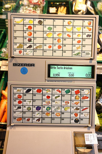 Waage zur Preisermittlung  Obst- und Gemüseabteilung  Selbstbedienung  Lebensmittelabteilung  Supermarkt  Deutschland  Europa