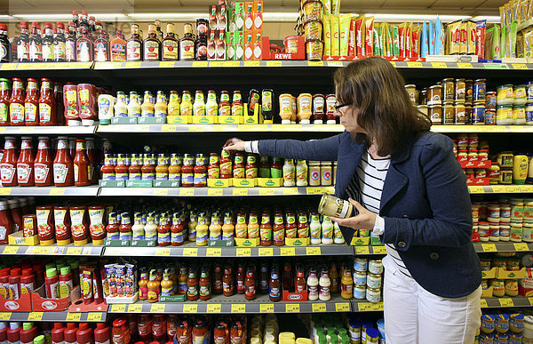 Frau kauft ein  Selbstbedienung  Lebensmittelabteilung  Supermarkt  Deutschland  Europa