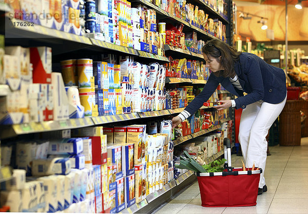 Frau kauft Mehl  Backzubehör ein  Selbstbedienung  Lebensmittelabteilung  Supermarkt  Deutschland  Europa