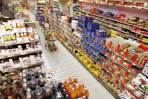 Frau kauft im Supermarkt ein  Selbstbedienung  Lebensmittelabteilung  Deutschland  Europa