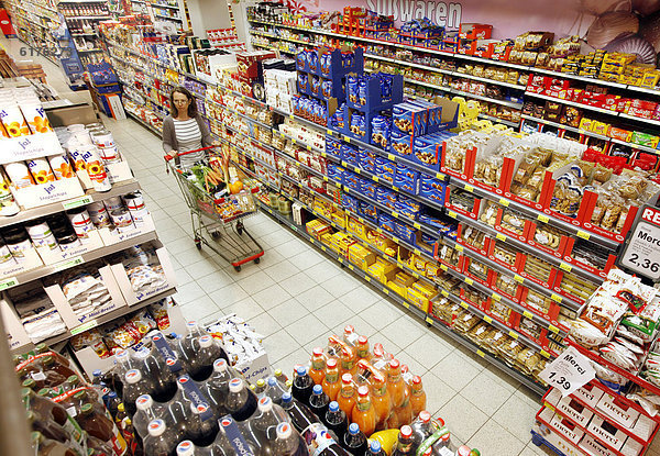 Frau kauft im Supermarkt ein  Selbstbedienung  Lebensmittelabteilung  Deutschland  Europa