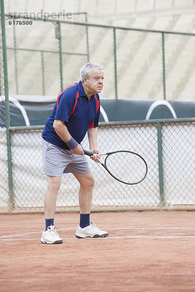 Senior  Senioren  Mann  Hispanier  spielen  Tennis