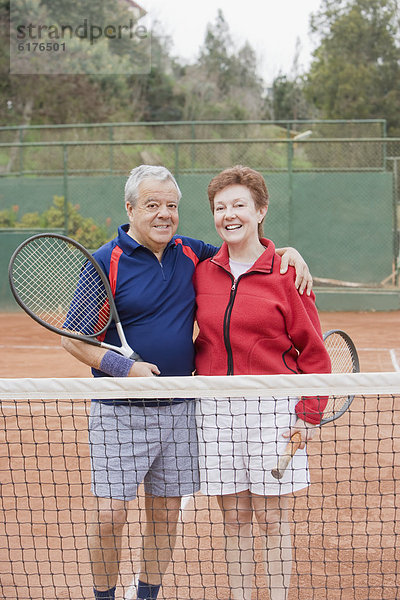 Senior  Senioren  Hispanier  spielen  Tennis