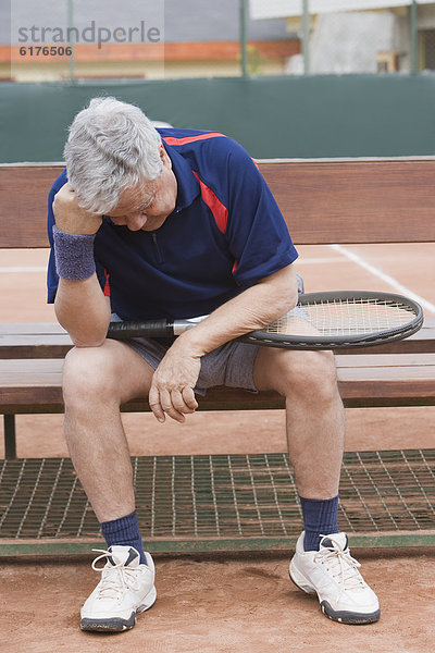 Senior  Senioren  Mann  Hispanier  Traurigkeit  Spiel  Tennis