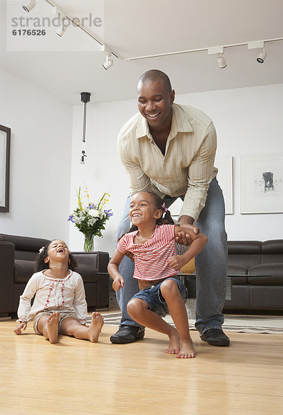 Menschlicher Vater  Zimmer  amerikanisch  Tochter  Wohnzimmer  spielen