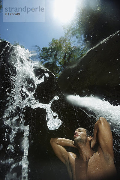 stehend  Mann  Hispanier  unterhalb  Wasserfall