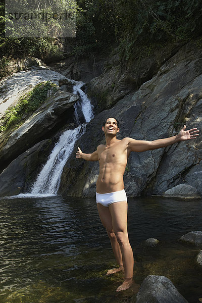 Mann  baden  Hispanier  Wasserfall  Badebekleidung