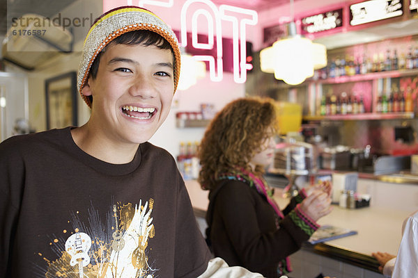 lächeln  Junge - Person  Cafe  mischen  Mixed