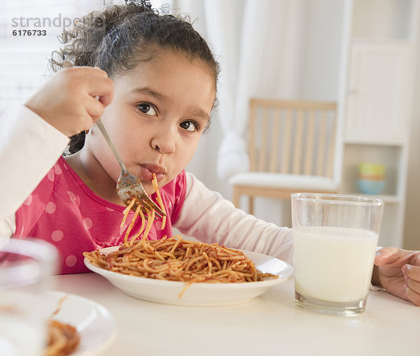 Hispanier  Spaghetti  essen  essend  isst  Mädchen
