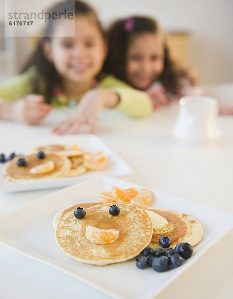 Schwester  warten  Hispanier  Frühstück  Pfannkuchen