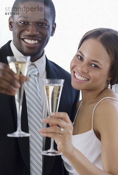 Hochzeit  zuprosten  anstoßen  Champagner