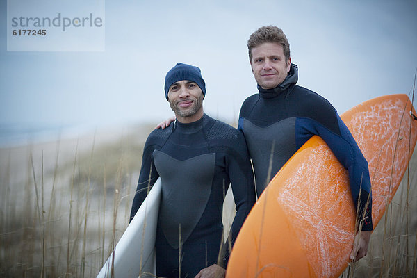 Mann  tragen  Surfboard  Tauchanzug  Kleidung