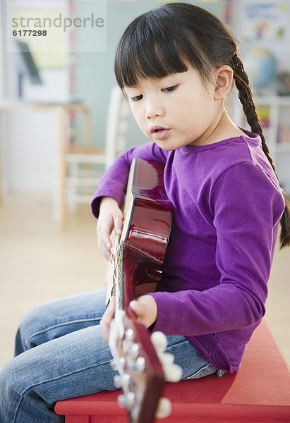 chinesisch  Gitarre  Mädchen  spielen