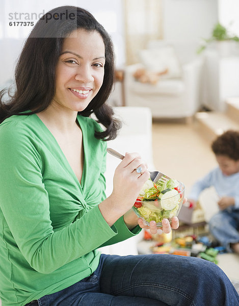 Frau  Salat  mischen  essen  essend  isst  Mixed