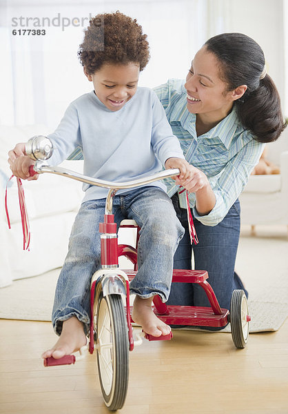 Frau  unterrichten  Sohn  fahren  mischen  Mixed  mitfahren  Dreirad