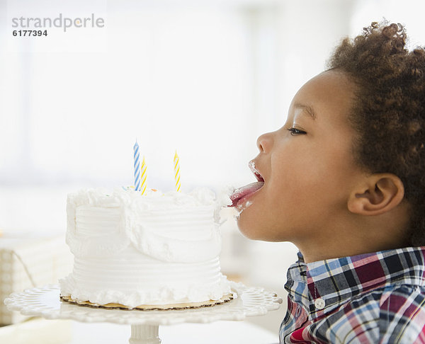 Junge - Person  schwarz  Geburtstag  Kuchen  lecken