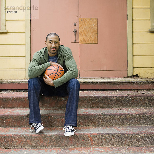 Stufe  sitzend  Mann  amerikanisch  Basketball