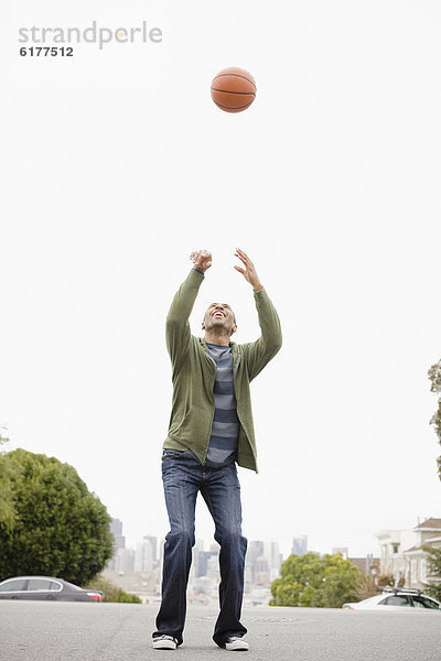 Mann  amerikanisch  Basketball  spielen