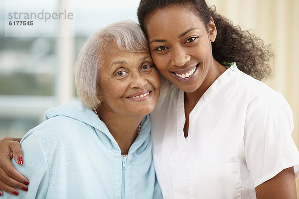 Senior  Senioren  Frau  umarmen  amerikanisch