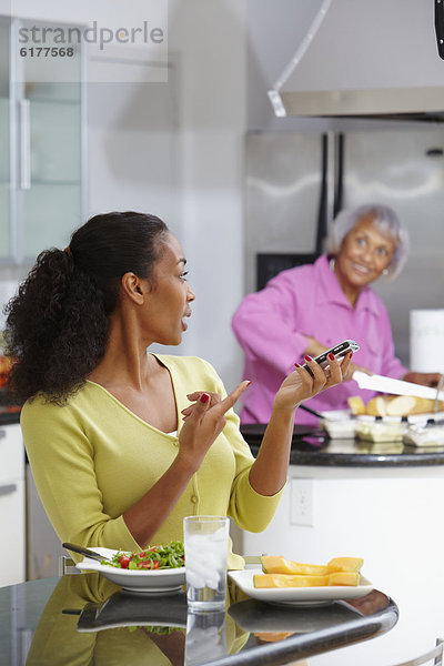Handy  Frau  sprechen  Salat  amerikanisch  essen  essend  isst