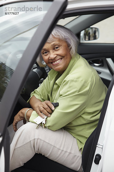 sitzend  Senior  Senioren  Frau  Sitzmöbel  Auto  amerikanisch  Fahrersitz  Sitzplatz