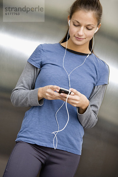 Frau  zuhören  Hispanier  Spiel  Musik  MP3-Player  MP3 Spieler  MP3 Player  MP3-Spieler