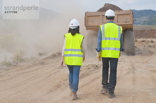 hinter  bauen  gehen  arbeiten  Lastkraftwagen  Mülldeponie