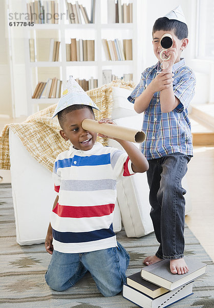 Papier  Junge - Person  Hut  Pappe  spielen