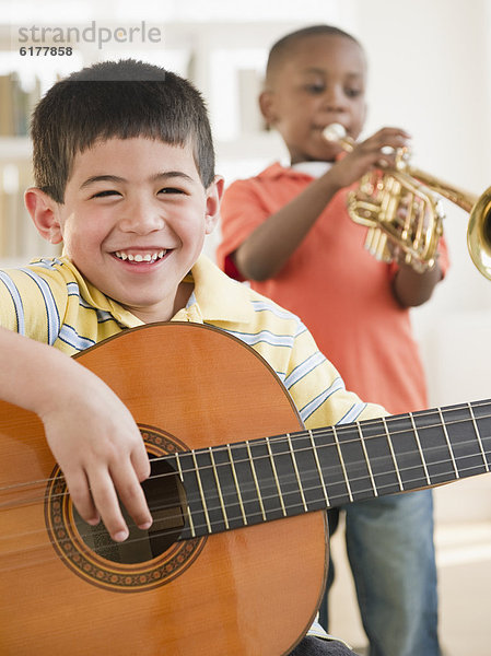 Junge - Person  Gitarre  spielen  Trompete