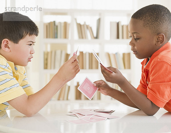 Zusammenhalt  Junge - Person  Karte  spielen