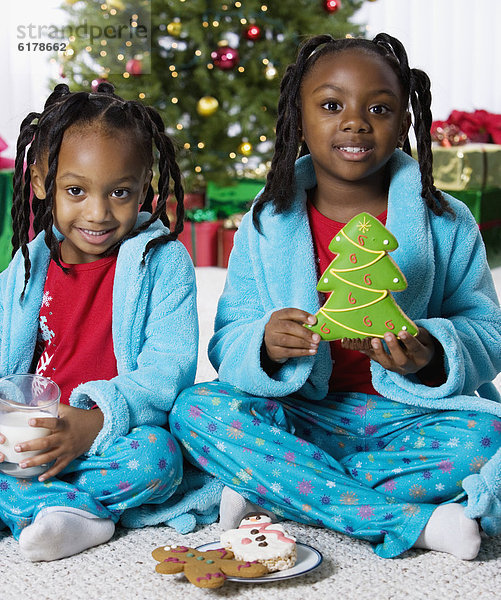 Weihnachtsgebäck Schwester halten Milch