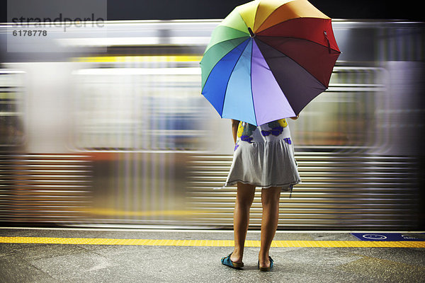 Frau  Regenschirm  Schirm  Plattform  mischen  Mixed  Zug