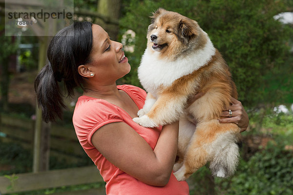 Frau  halten  Hund  amerikanisch