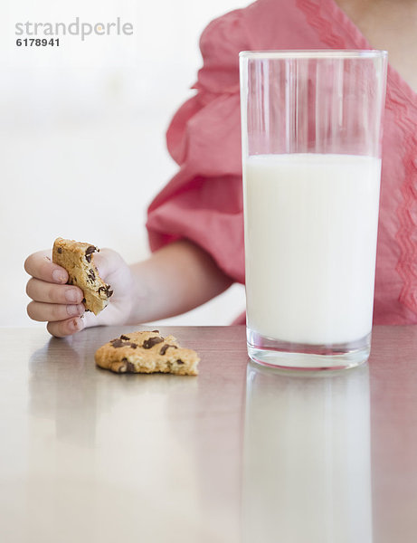 Glas  mischen  essen  essend  isst  Mädchen  Keks  Milch  Mixed