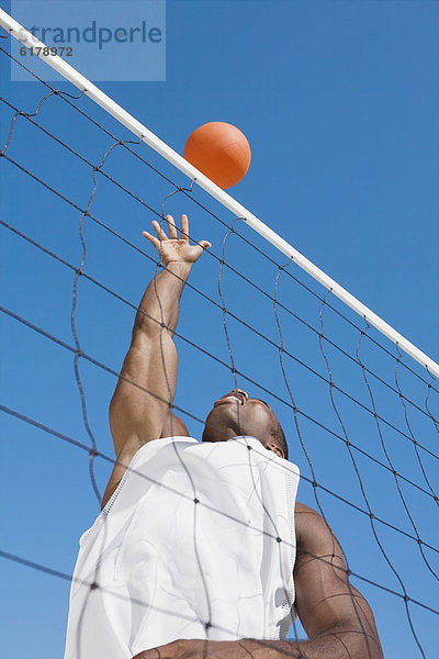 Mann  Volleyball  spielen