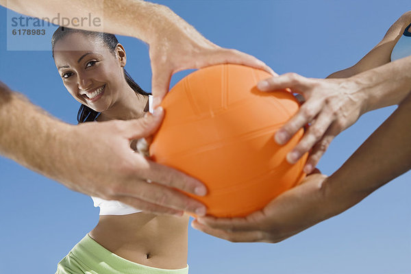 Freundschaft  greifen  Volleyball  multikulturell