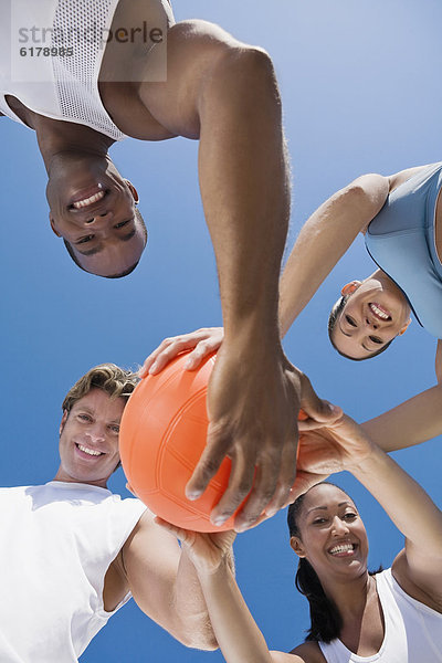 Freundschaft  halten  Volleyball  multikulturell