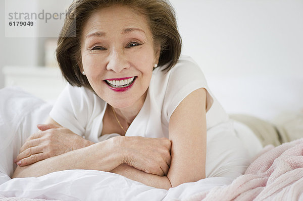 liegend  liegen  liegt  liegendes  liegender  liegende  daliegen  Frau  lächeln  Bett  japanisch