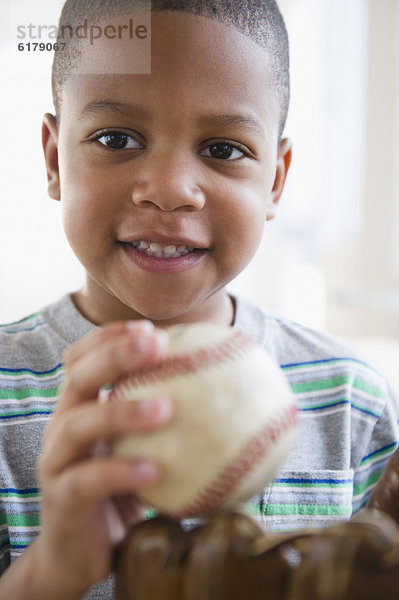 Junge - Person  halten  Handschuh  amerikanisch  Baseball