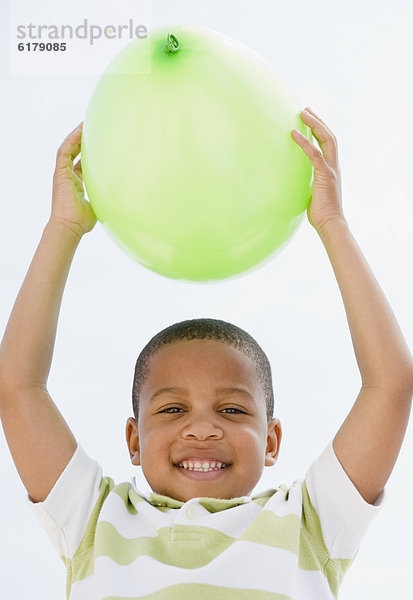 Junge - Person  über  Luftballon  Ballon  halten  amerikanisch