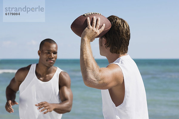 Mann  multikulturell  Football  spielen