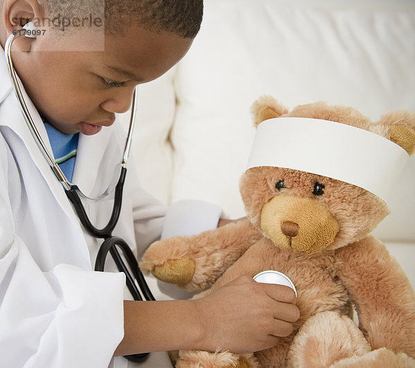 Junge - Person  Arzt  amerikanisch  Teddy  Teddybär  spielen
