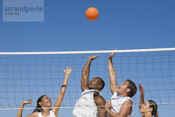 Freundschaft  Volleyball  multikulturell  spielen
